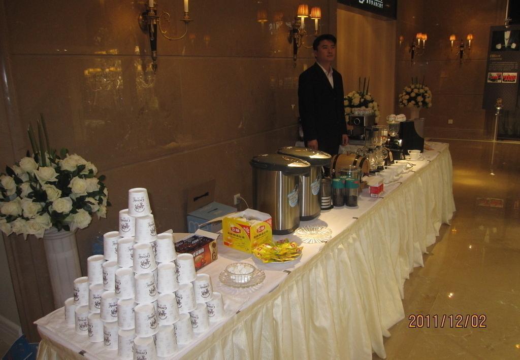 西點自助布臺設計與住宿體驗融合 圖片中的藝術與商業智慧